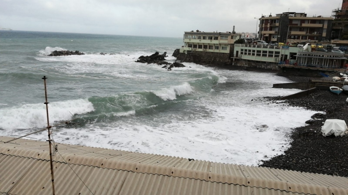 Fotografie della mareggiata a Priaruggia ancora clima ventoso e freddo a Genova